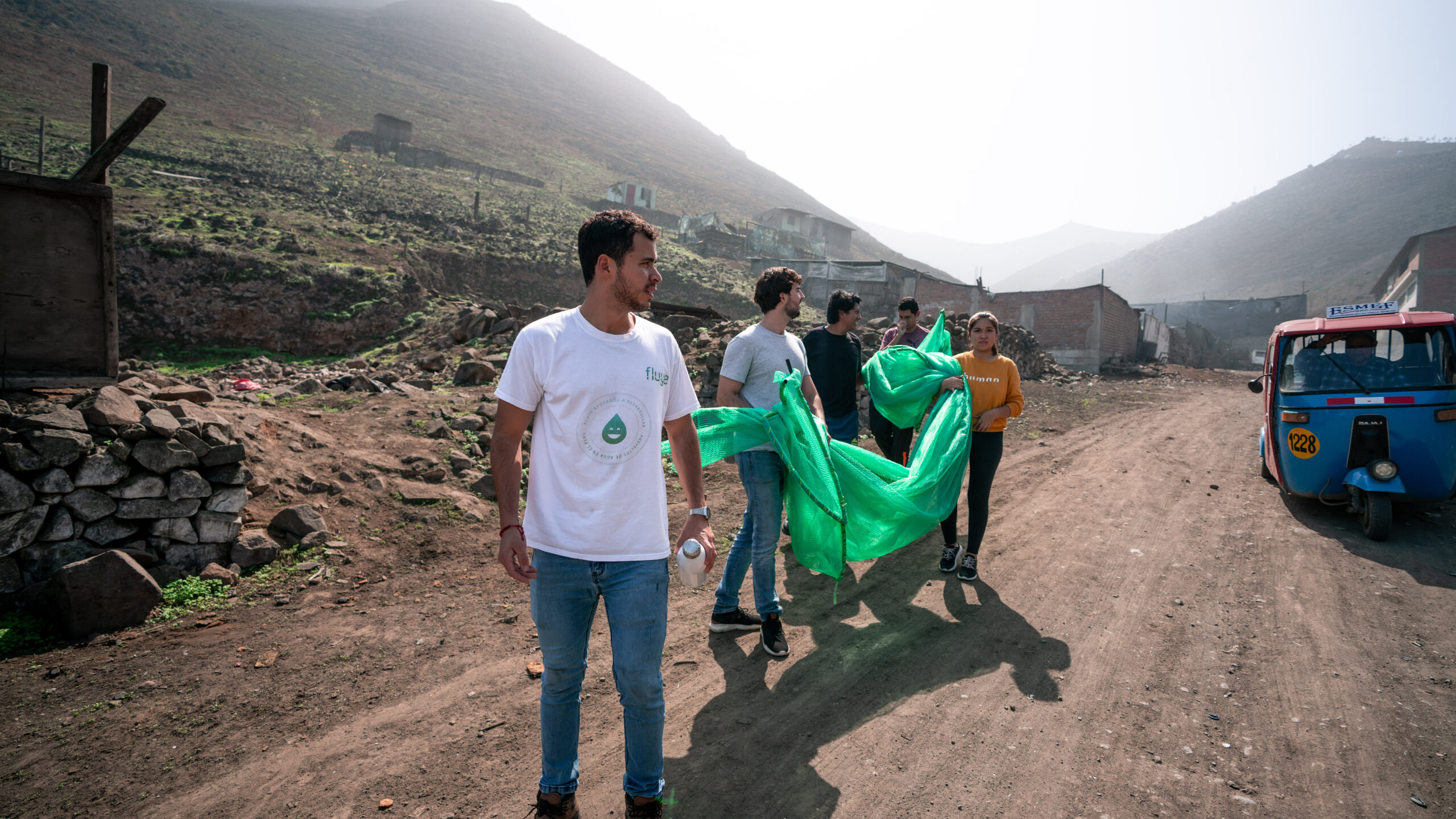 Conscious Travel: How Aracari Is Supporting &Quot;Peruanos Sin Agua&Quot; 7 Fog catchers fluye aracari