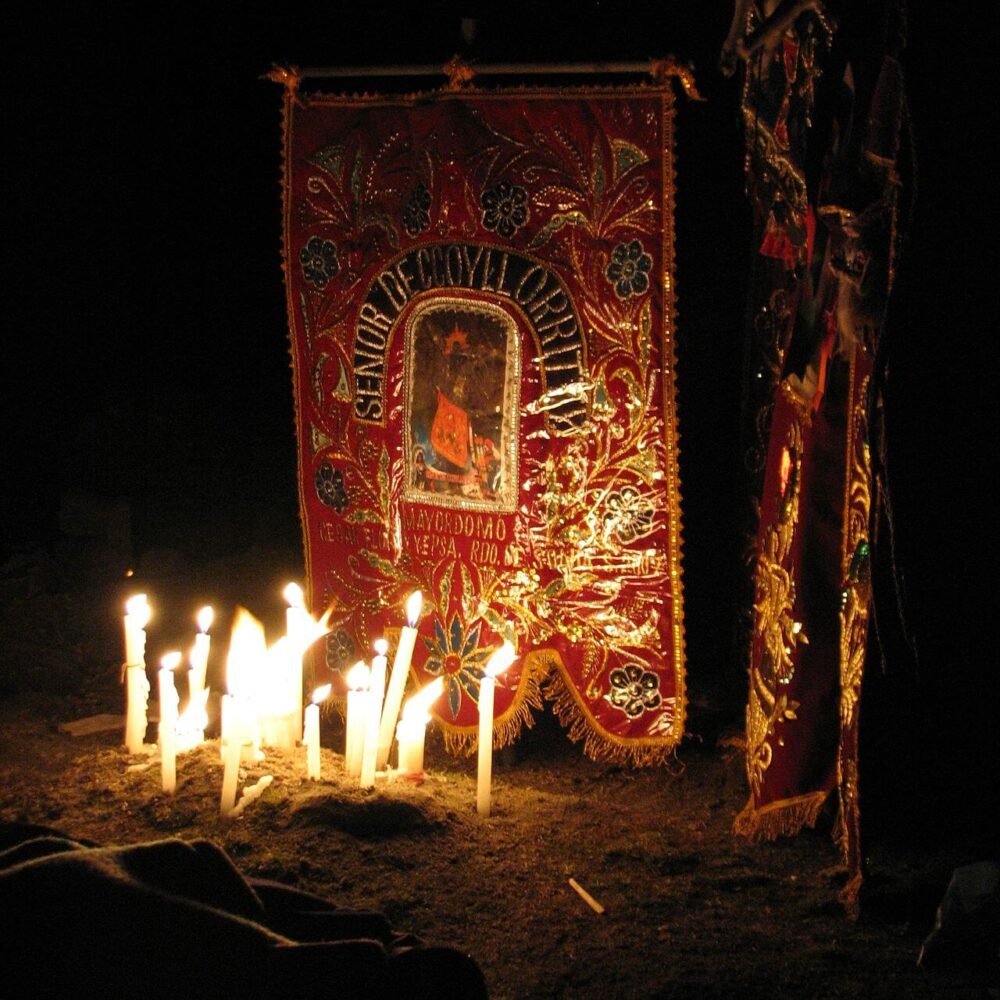dd qoyllur r iti shrine by night